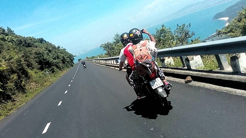 riding motorbike over hai van pass