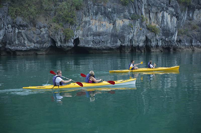 kayaking halong bay
